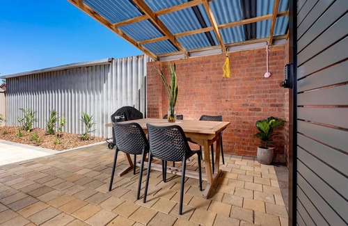 Geraldton Apartment | 2 Bedroom Unit Central, 5 minutes walk to pristine beaches! Newly renovated
