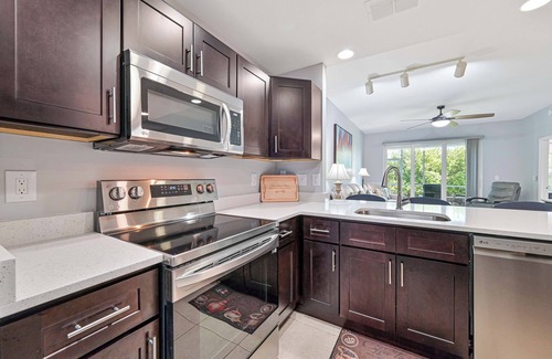 Majestic Palms Villa | 2-bedroom villa in welcoming Fort Myers with WiFi, AC, minutes from beach
