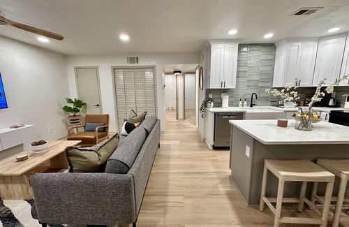 East Ocean View Apartment | 2 Bedroom w/King Beds walk to beach - top floor 7