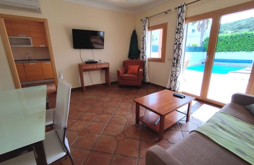 Burgau House | 2 bedrooms, 3 bathrooms, AC, Wi Fi, private pool - walk to the beach!