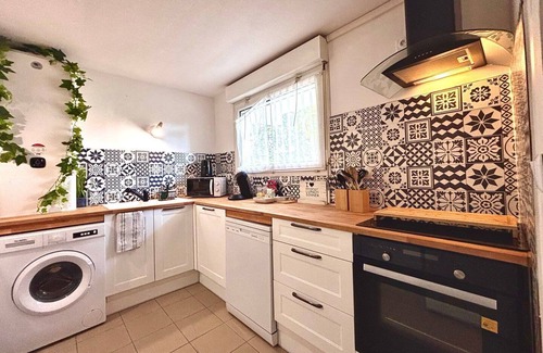 Costieres Apartment | 2 bedrooms, A/C, comfort, near highways