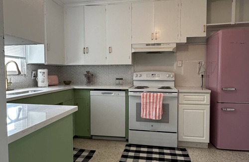 Whitfield House | 2 Bedrooms, Bay WaterViews, Beaches, shops, Marina, fishing, all near by