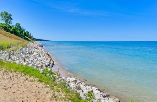 Miami Park Apartment | 2 Blocks to Lake Michigan Sleek Couples Retreat!