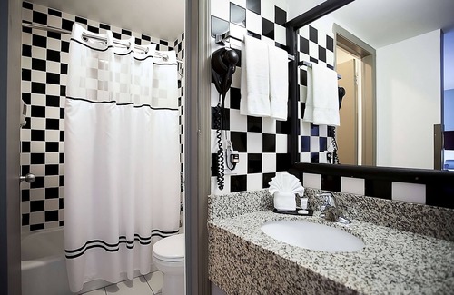 Downtown Chicago House | 2 Boutique-Style Rooms | Indoor Pool, Gym, & Near Magnificent Mile