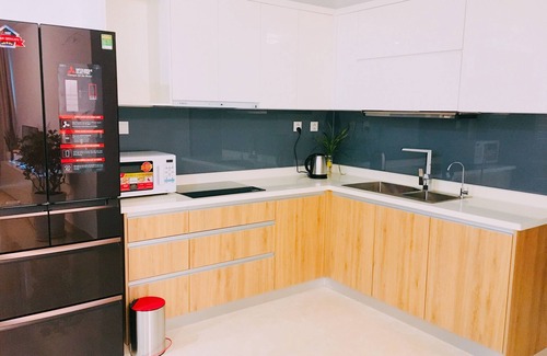 District 7 House | 2 BR 2 BA 5 SLEEP BALCONY POOL Live downtown SaiGon