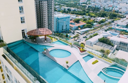 District 7 House | 2 BR 2 BA 5 SLEEP BALCONY POOL Live downtown SaiGon