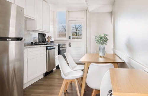 University City Apartment | ★2 BR Apt ★ Mid Term Stay ★ The Loop - WashU - BJC 🏥