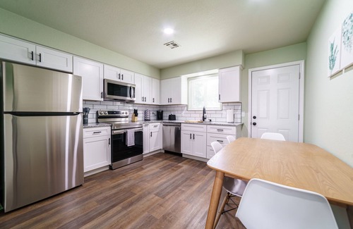 Downtown Apartment | 2-BR Cozy Guest Suite with Full Kitchen Near The Momentary & 8th Street Market