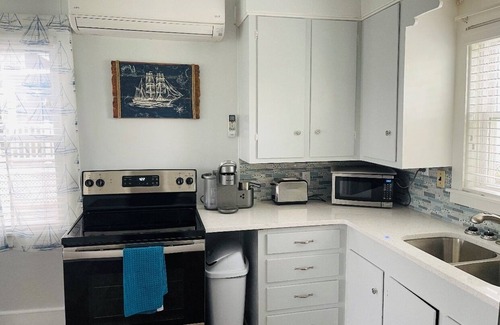 Snug Harbor Cottage | 2 BR East Matunuck cottage 7 min walk to beach, steps from Salt Pond