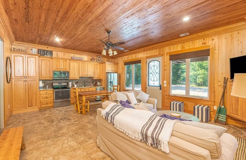 Darien House | 2-BR Fisherman's Quarters w/docks, pool, and firepit on Emma's Driftwood Farm