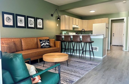 Eatonville House | 2 BR Historic Townhouse in Downtown Eatonville. Mt Rainier wildlife &waterfalls!