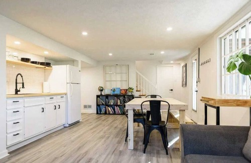 Bashford Manor House | 2-BR Home w 3 Smart TVs |Patio|Backyard |Fire Pit