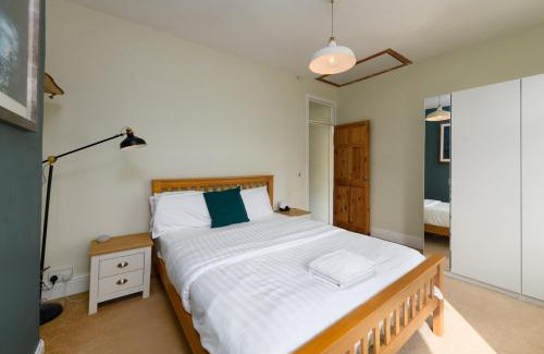Roath Apartment | 2 BR Neutral Sanctuary - 27 Min To Cardiff Castle