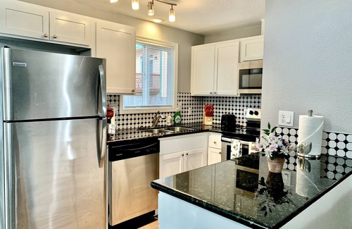 Aloha House | 2 BR Single Story Townhouse w King Bed