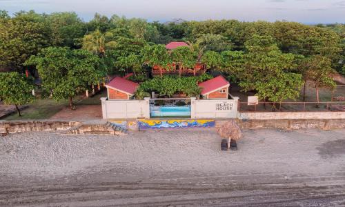 Pochomil House | 2 Casitas for 8 guests on Beach Front w Pool & AC