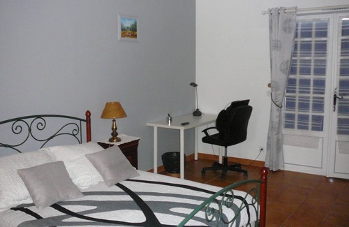 Roquevaire Bed & Breakfast | 2 chambres d'Hôtes in Bastide in large wooded park with swimming pool sleeps 6