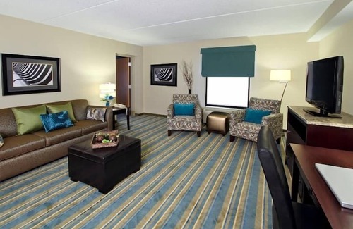 Hagerstown Hotel | 2 Connecting Suites at a Hotel