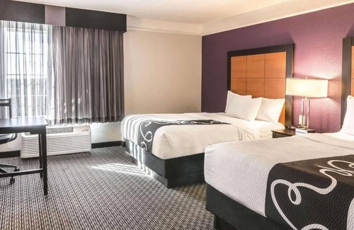 Airport North House | 2 Convenient Rooms w/Breakfast + Complimentary Shuttle | Onsite Pool