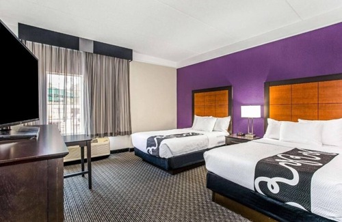 Airport North House | 2 Convenient Rooms w/Breakfast + Complimentary Shuttle | Onsite Pool