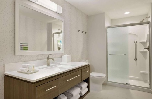 Williamsville Hotel | 2 Convenient Units w/FREE Breakfast, Onsite Pool, Pet-Friendly Property!