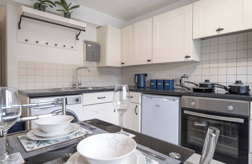 Fleet Apartment | 2 double Bedroom apartment minutes from the high street and station