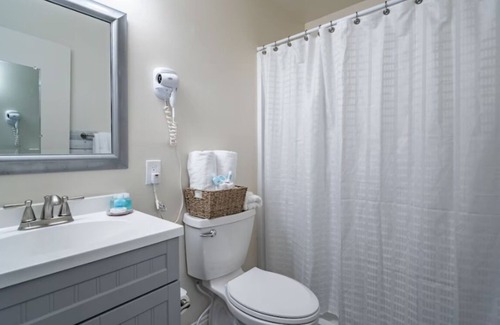 Rehoboth Beach Hotel | 2 Double Queen Rooms | Ocean Glass Inn | Free Parking and Breakfast