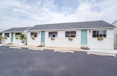 Rehoboth Beach Hotel | 2 Double Queen Rooms | Ocean Glass Inn | Free Parking and Breakfast