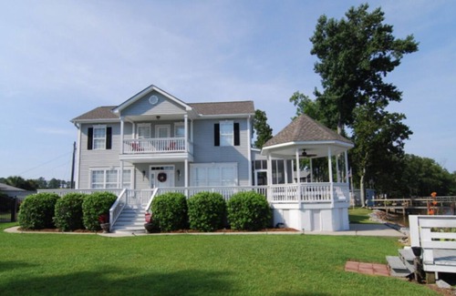 Gilbert House | 2 Family Lakefront Home on Big Water in Gilbert - Families & Pets Welcome