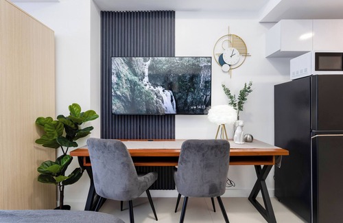 Lahug Condo | 2 Furnished Studios with WiFi, Gym & Pool—Prime Central Location Cebu IT Park