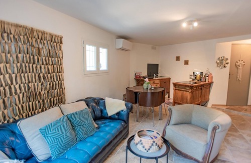 Faucon House | 2 gîtes with airco and heated pool 1km from Faucon