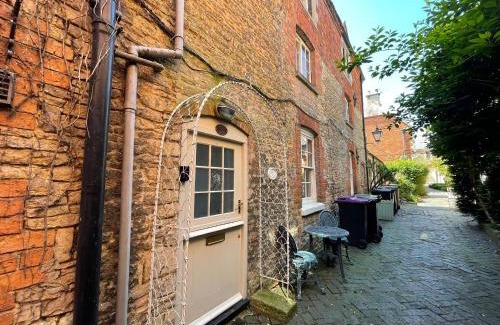 Sleaford House | 2 Guests - Pet Friendly Stone Cottage in Sleaford