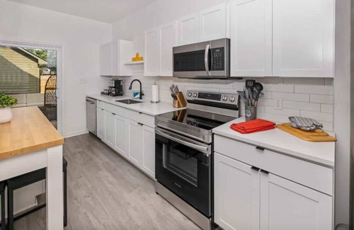 Indianapolis House | 2 Homes in 1! 2 SPAs, Sleeps 16, Near Downtown!