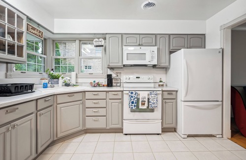 Elmhurst House | 2 King Bdrms 1 Queen Bdrm! 20 minutes to O'Hare Airport. Parks and shopping!