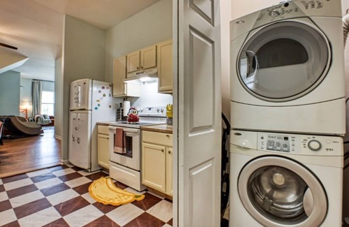 Thomas Square House | 2 King Beds, Massage Chair, Air Hockey Near DT & Forsyth Park