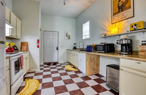 Thomas Square House | 2 King Beds, Massage Chair, Air Hockey Near DT & Forsyth Park