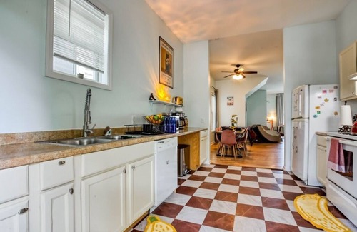 Thomas Square House | 2 King Beds, Massage Chair, Air Hockey Near DT & Forsyth Park