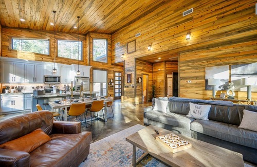 Hochatown Cabin | 2 King Suites | Playset, Hot Tub & Games