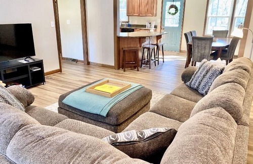 Conestee House | 2 Living Spaces -2800 ft.² -Sleeps 10