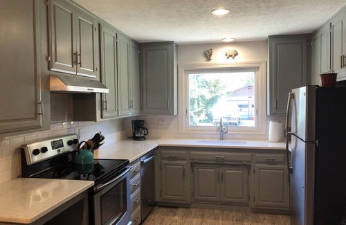 Carlton Cottage | 2 master suites, quick walk to Main Street, quiet & peaceful. Owner managed.