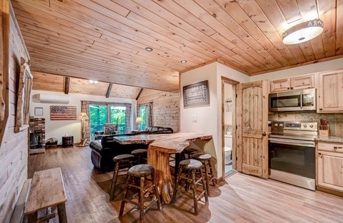 Village at Camelback House | "2 Min From Aquatopia & Camelbeach Waterparks,Pool,Zip-Line,Pickleball/Tennis"