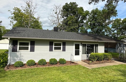 Loveland House | 2 min to Loveland,15 min to Kings Island-2 bed, patio, fenced yard,pet friendly