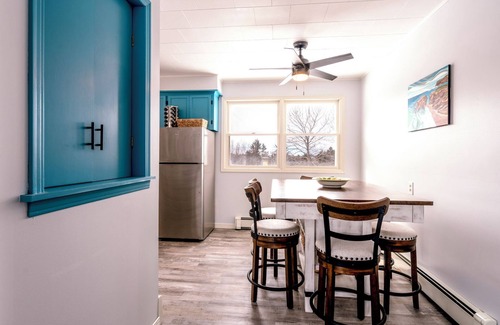 Beach Point House | 2 min to the beach. Family-sized house with vies of the water & kayaks,