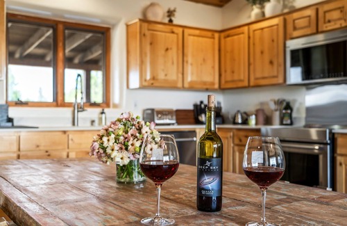 Elgin House | 2 min to wineries | Patio Swing | PetsOK | 3 Kings