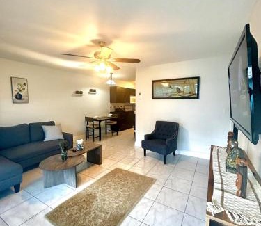 Lauderdale-by-the-Sea Apartment | 2 min walk to beach & free parking Lauderdale 21-2