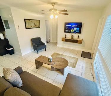 Lauderdale-by-the-Sea Apartment | 2 min walk to beach & free parking Lauderdale 21-2