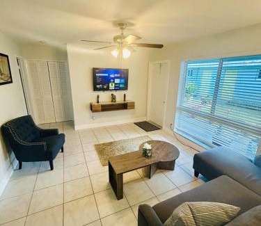 Lauderdale-by-the-Sea Apartment | 2 min walk to beach & free parking Lauderdale 21-2