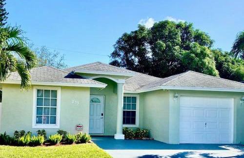 Delray Beach House | 2 mins to Downtown Atlantic Ave-3 mins to Beach-600mbps-BBQ-Fenced Yard