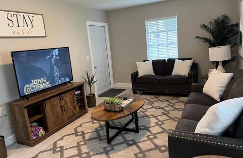Delray Beach House | 2 mins to Downtown Atlantic Ave-3 mins to Beach-600mbps-BBQ-Fenced Yard