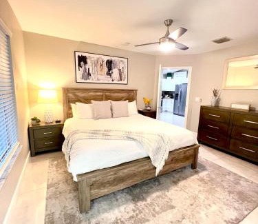 Delray Beach House | 2 mins to Downtown Atlantic Ave-3 mins to Beach-600mbps-BBQ-Fenced Yard