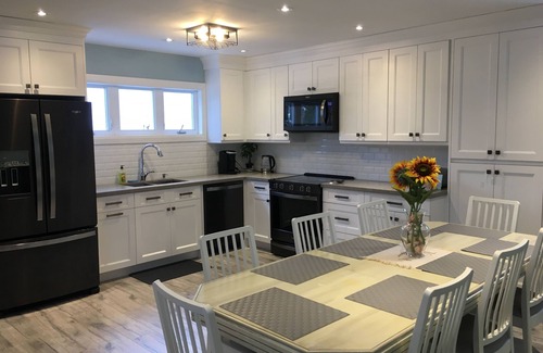Wasaga Beach House | 2 minute walk to beach. 30 minute drive to Blue Mountain ski resort.